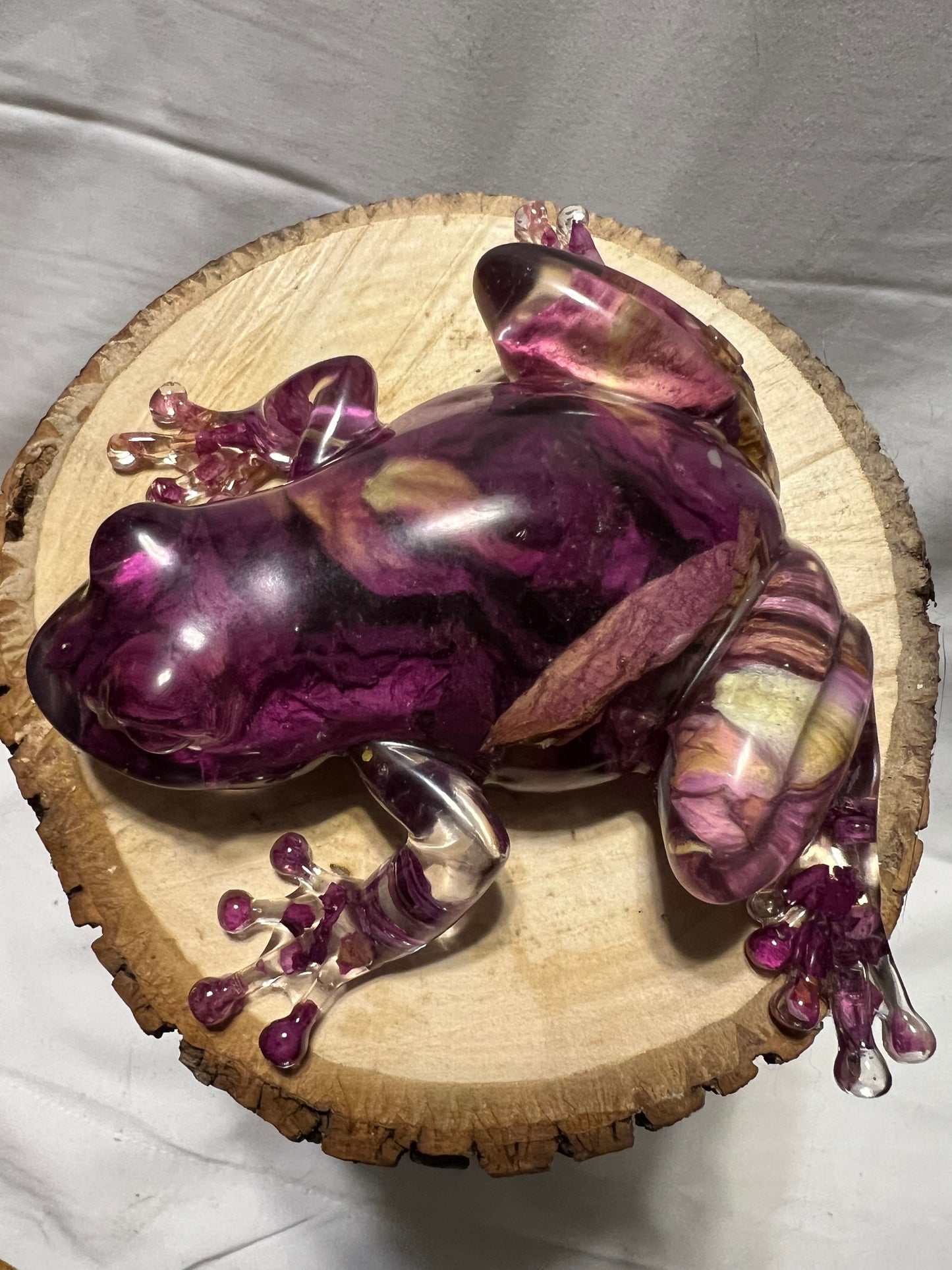 Rose Petal Resin Frog – Handmade Botanical Sculpture – Romantic Nature Art